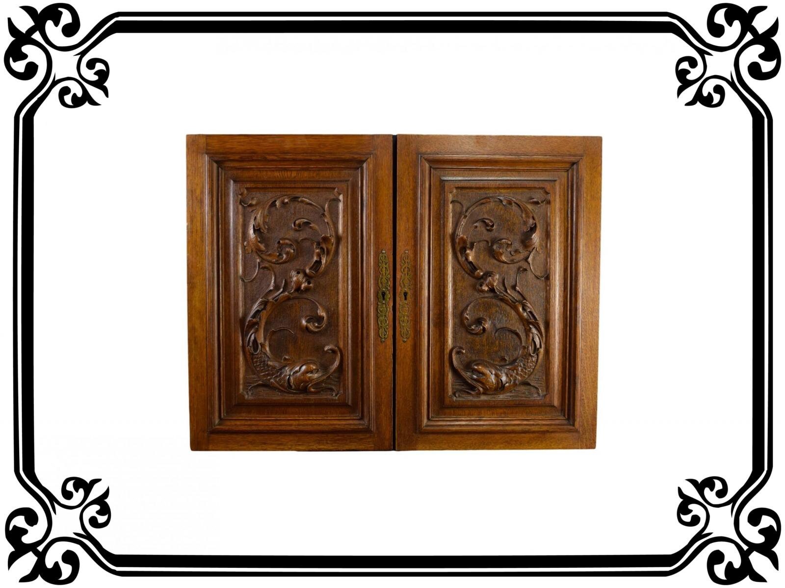 Paire Vintage de Meubles en Bois Sculpté Antique Portes Dolphin Décorations