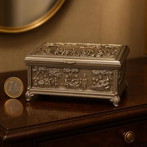 Französische Antike Schmuckschatulle, 1920er versilberte Schatulle mit rotem Samt, geprägte romantische Szene, Aufbewahrungsbox im viktorianischen Stil