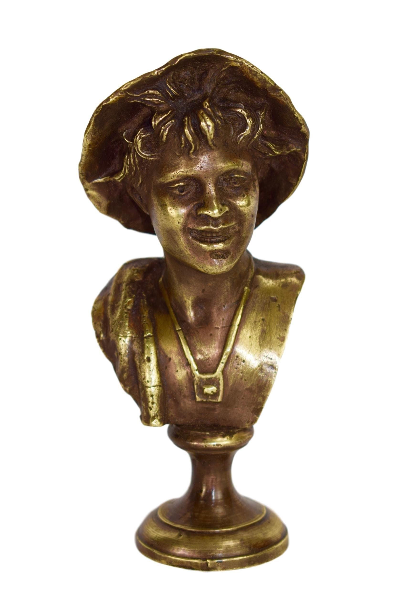 Sculpture Antique en Bronze Français, Jeune Homme Souriant avec Une Statue Buste de Chapeau