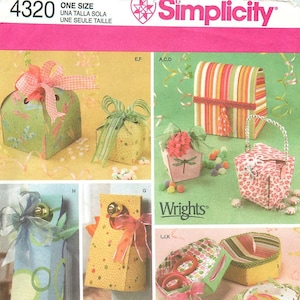 Peut inclure: Un patron de couture pour réaliser différentes boîtes cadeaux. Le patron comprend des instructions pour réaliser une boîte avec une poignée, une boîte avec un rabat, une boîte avec un couvercle et une boîte avec un nœud. Le patron est de Shirley Botsford Designs et est pour une seule taille.