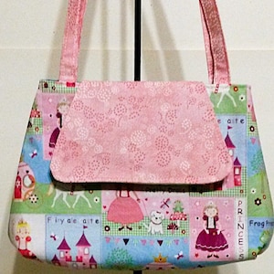 Sac à main de petite fille, j'appelle le « prince grenouille ».  8,5 pouces en haut, 11 pouces en bas, 20 pouces de haut, plis pour être autoportants.