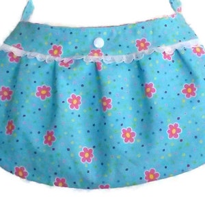 Sac à main de petite fille utilisant le motif de sac à main renoncule, Aqua avec des fleurs roses et jaunes et des points épars