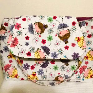 Porte-monnaie pour petite fille « La ballerine ».  8,5 pouces en haut, 11 pouces en bas, 20 pouces de haut, plis pour être autoportants.