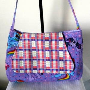 Sac à main pour petite fille en tissu violet « My Little Pony ».  9 po. en haut, 11 po. en bas, 8 po. de haut,