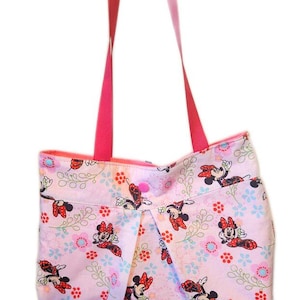Le sac à main pour petite fille « Minnie Mouse » est plissé et doté d'un fond carré. 8,5 po. sur le dessus, 20 cm (8 po.) de haut, 27 cm (11 po.) sur le bas.