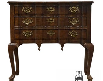 HENREDON FURNITURE Banded Bookmatched Mahogany Chippendale Traditional Style 32" Lowboy Chest