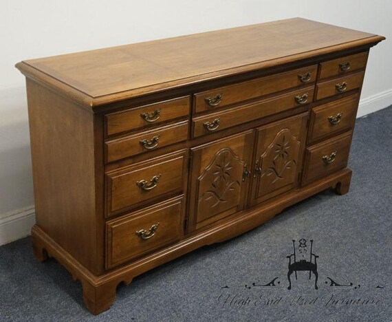 BROYHILL FURNITURE Penn Colony Collection Solid Walnut Early