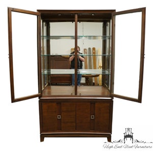 HOOKER FURNITURE Contemporary Modern Style 46 Lighted Display Curio / China Cabinet 9003-75904 image 4