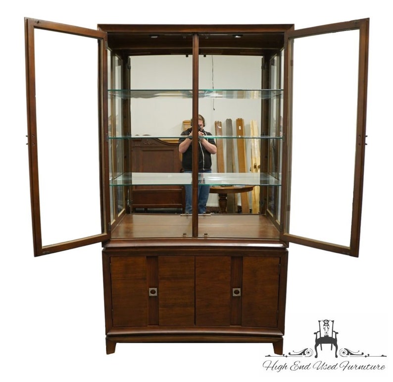 HOOKER FURNITURE Contemporary Modern Style 46 Lighted Display Curio / China Cabinet 9003-75904 image 4