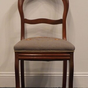 VINTAGE ANTIQUE Solid Walnut Traditional Duncan Phyfe Style Accent Side Chair w. Carved Grapes Accent image 4
