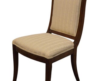 Puede incluir: Una silla de comedor de madera con un asiento y respaldo de tela beige claro. La silla tiene un respaldo curvo y un diseño sencillo.