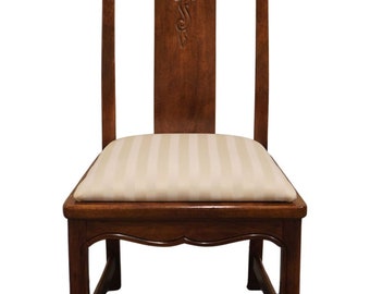 Puede incluir: Una silla de comedor de madera maciza con respaldo tallado y un cojín de asiento de tela a rayas. La silla está acabada en un rico color marrón.