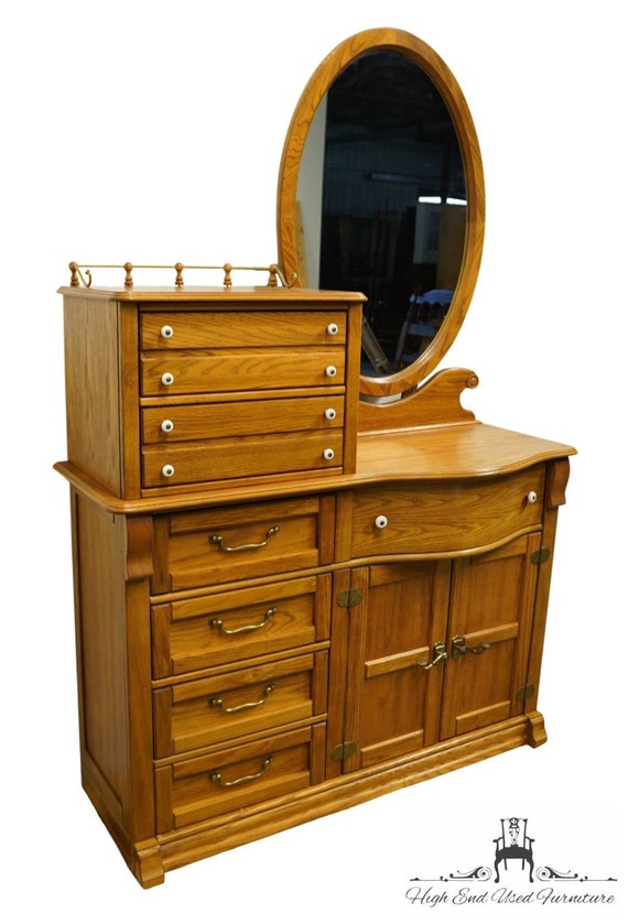 PULASKI FURNITURE Keepsakes Collection Golden Oak Chest W. Oval