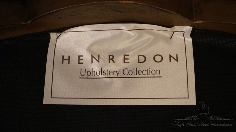 Puede incluir: Una etiqueta blanca con texto negro que dice "HENREDON Upholstery Collection".
