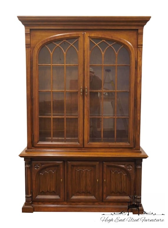 Used thomasville china cabinet discount