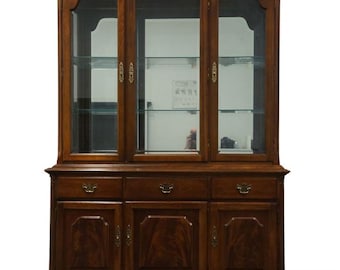Aparador AMERICAN DREW de cerezo macizo, colección American Independence, de 56 pulgadas, con vitrina iluminada.