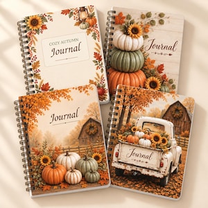 Könnte beinhalten: Vier spiralgebundene Notizbücher mit herbstlichen Motiven. Die Designs zeigen Kürbisse, Sonnenblumen, herbstliches Laub, eine rustikale Scheune und einen alten weißen Pickup. Auf jedem Einband ist das Wort Journal in Schreibschrift zu sehen.