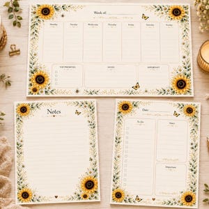 Könnte beinhalten: Ein Set aus drei Schreibwarenartikeln aus Papier mit einem Rand aus Sonnenblumen und grünen Blättern sowie kleinen Schmetterlingsakzenten. Das Set enthält einen horizontalen Wochenplaner, eine linierte Notizseite und einen Tagesplaner mit Abschnitten.