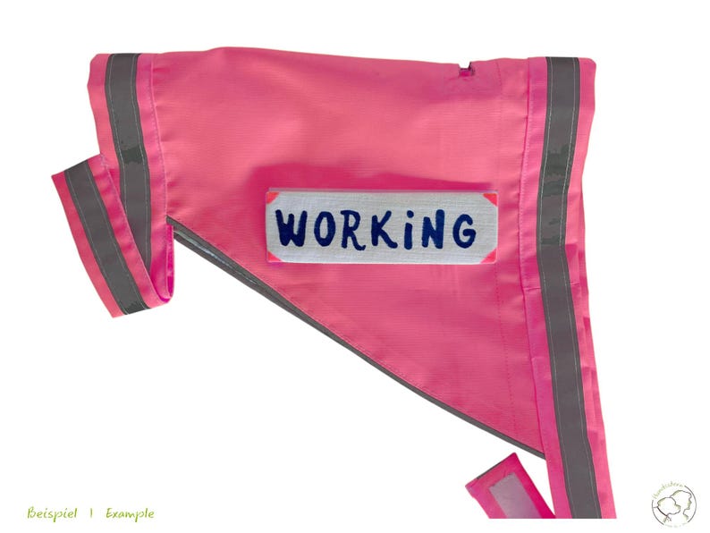 Pu&ograve; includere: Una bandiera di sicurezza rosa acceso con strisce grigie riflettenti e la parola "WORKING" in lettere blu su un rettangolo bianco. Progettata per la visibilit&agrave;.