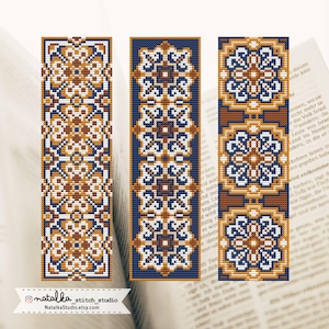 Op de afbeelding: Drie handgemaakte bladwijzers met ingewikkelde geometrische patronen. De bladwijzers hebben een combinatie van marineblauw, bruin en wit. Het ontwerp bevat bloemen en geometrische vormen. De Etsy shopnaam en URL zijn onderaan zichtbaar.