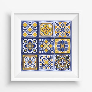 Può includere: Uno schema di punto croce con nove piastrelle geometriche blu e gialle con motivi floreali.