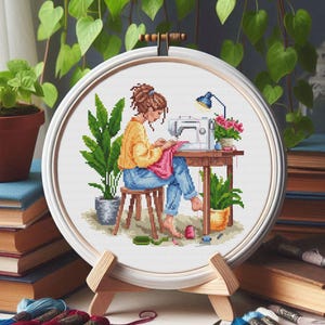 Può includere: Ricamo a punto croce di una donna che cuce su una macchina da cucire vintage. La donna indossa una camicia gialla e jeans blu. La scena è ambientata in una stanza con piante e una lampada.