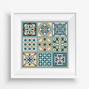 Könnte beinhalten: Ein Kreuzstichmuster mit neun verschiedenen geometrischen Designs in Blautönen, Grün- und Gelbtönen. Die Designs sind in einem Raster angeordnet.