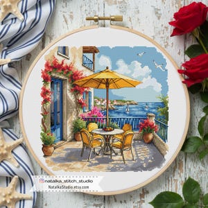 Puede incluir: Un juego de tres tazas de cerámica con un acabado mate moteado. Las tazas son en tonos crema, gris claro y gris oscuro. Cada taza tiene un diseño simple y minimalista, ideal para café o té.