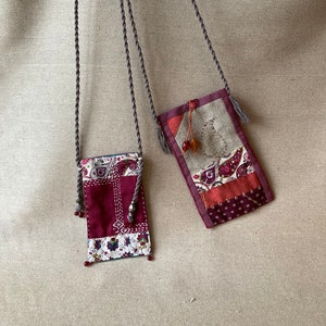 Petite sacoche légère pour iphone à porter en bandoulière en lin, velours, coton dans des oranges, prune, bordeaux.