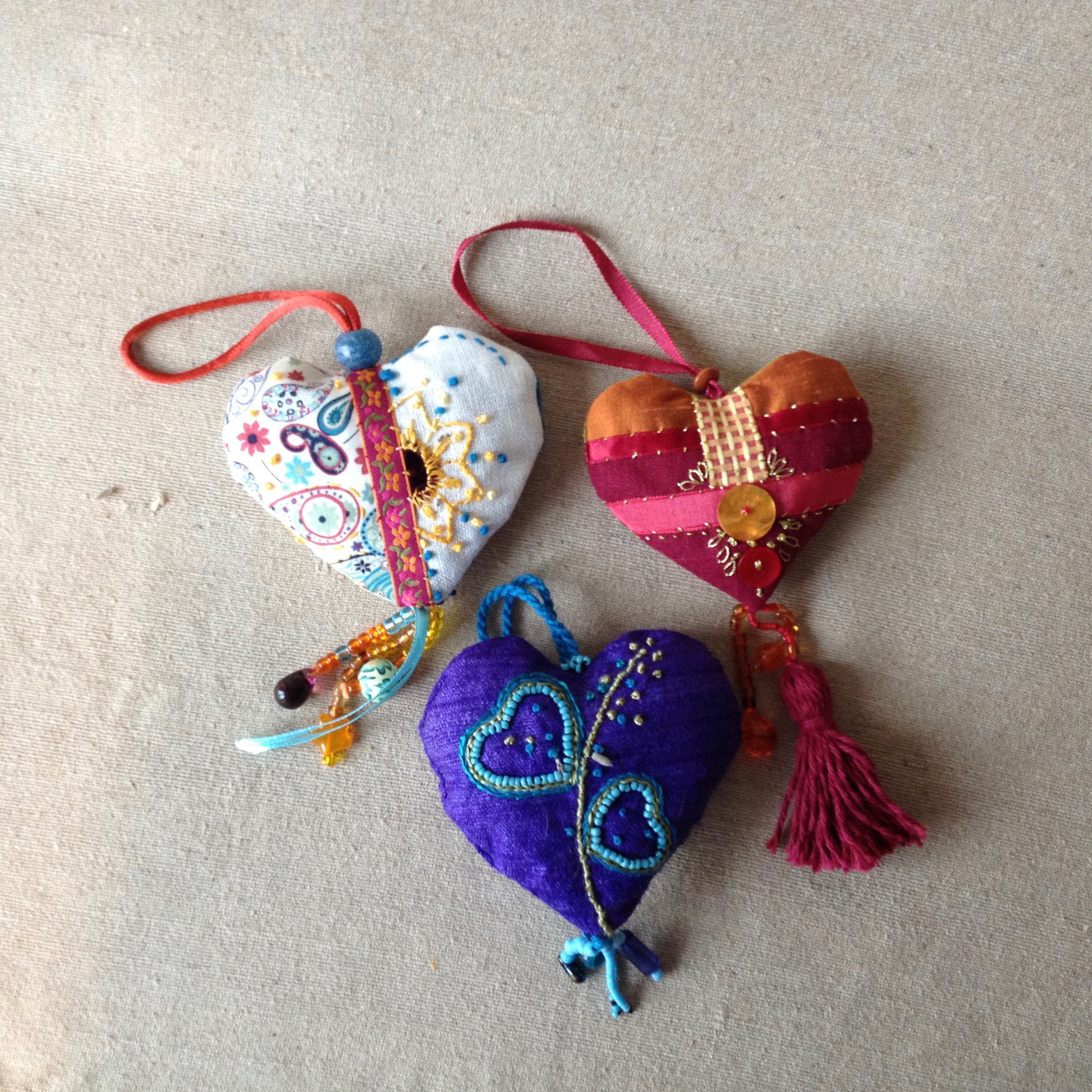 Coeurs de Lavande en Soie, Coton, Lin Pour Une Décoration Colorée et Bohème.