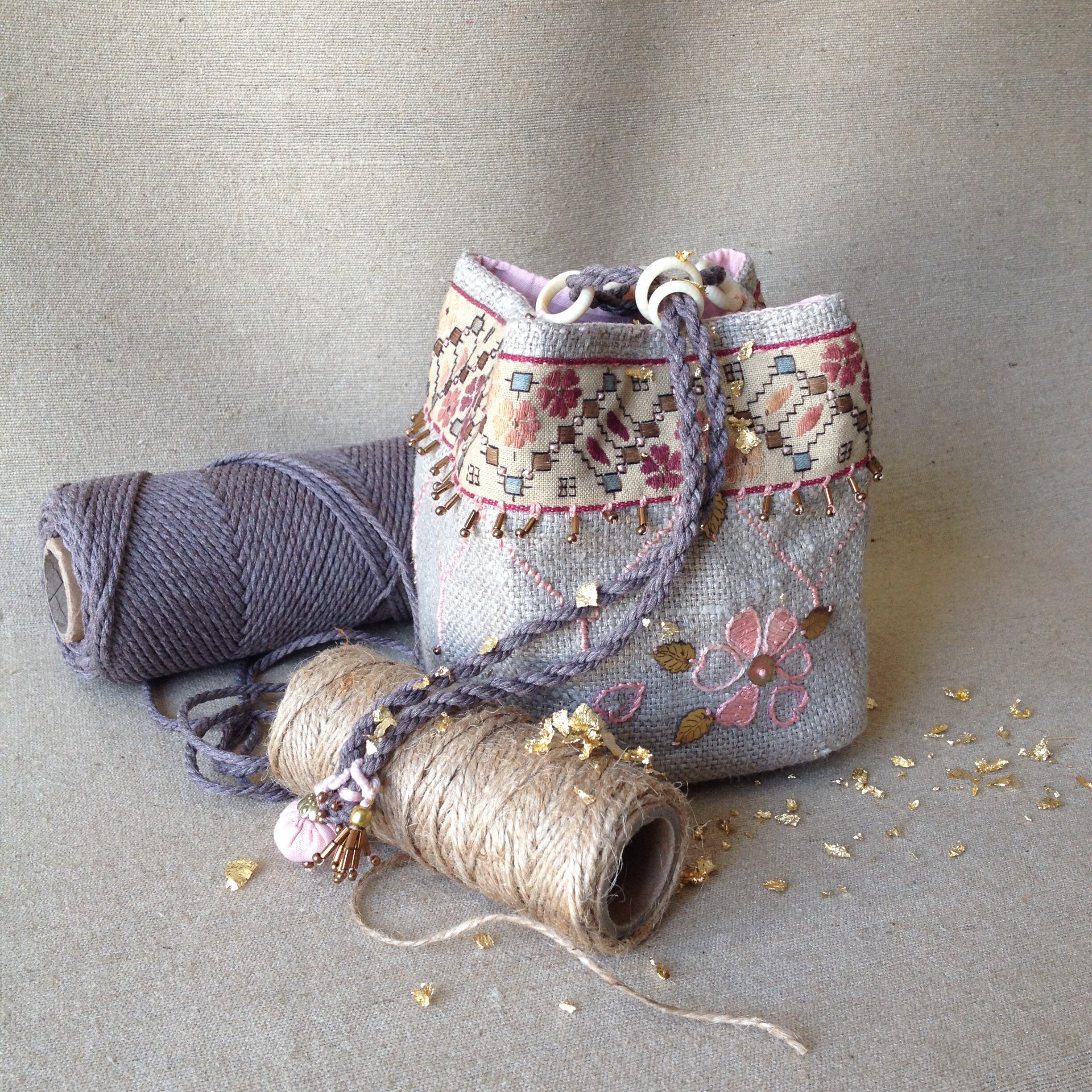 Petit Sac Vide Poche Élégant en Lin Brut et Couleurs Roses Tendres.