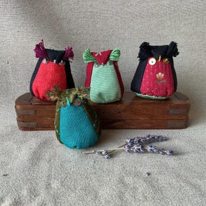 Petites chouettes à la lavande dans les verts.