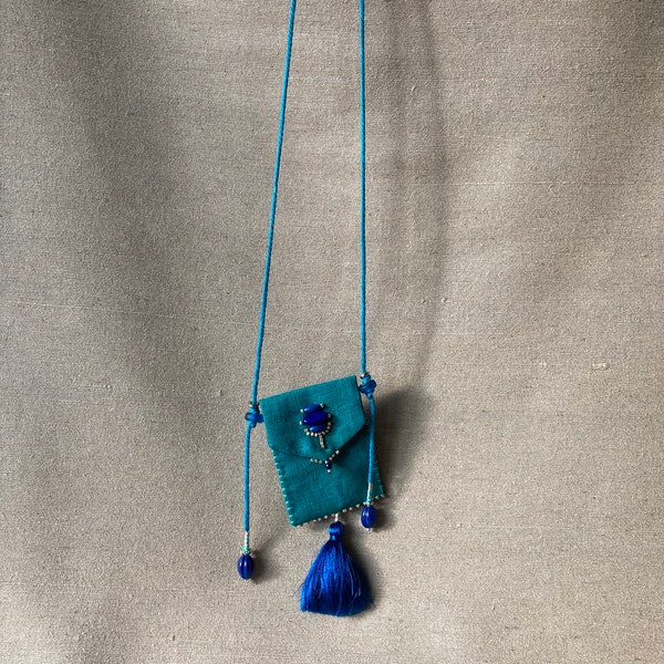 Long collier ou sac à médecine en lin bleu vert et perles naturelles.