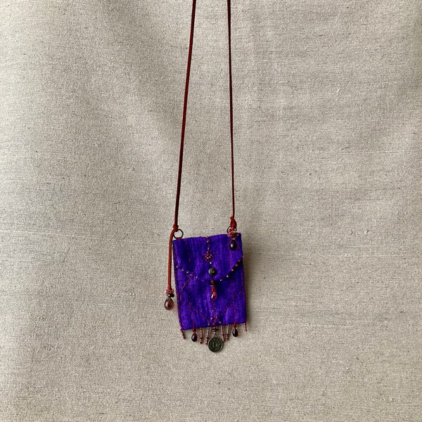 Long collier pendentif pour amulette en soie violette.