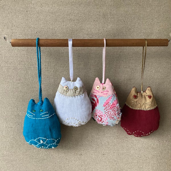 Chat grigri à la lavande en lin, en coton, en soie. Petit clin d'œil décoratif pour les amoureux des chats!