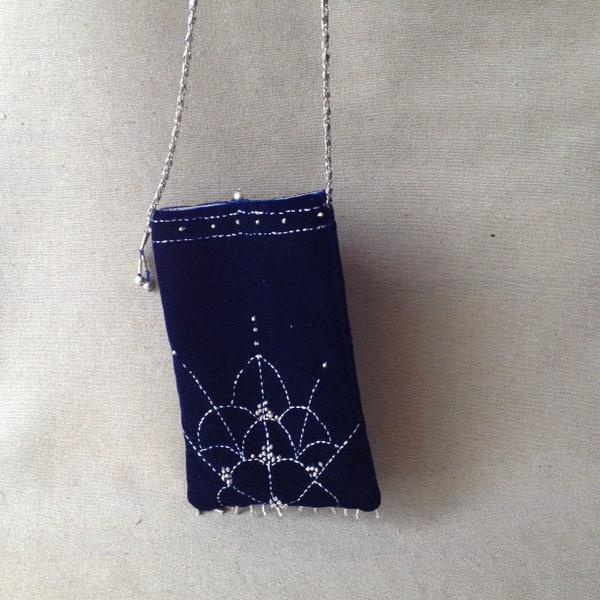 Pochette à bandoulière en velours bleu nuit, point au fil argent et perles argents.