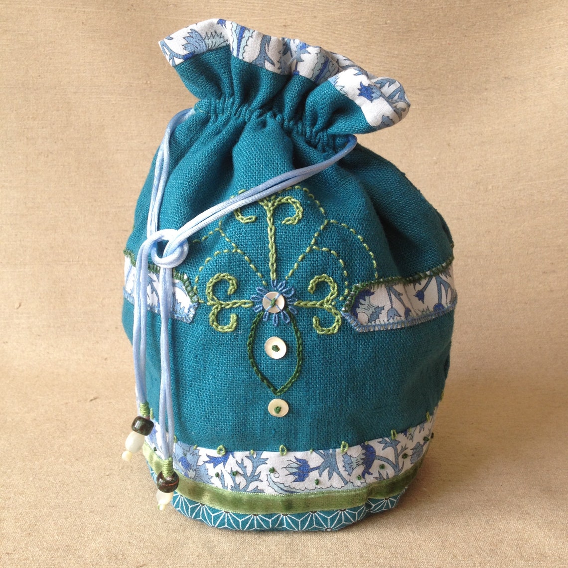 Petit sac bourse pochon en lin bleu brodé décoré de rubans ...