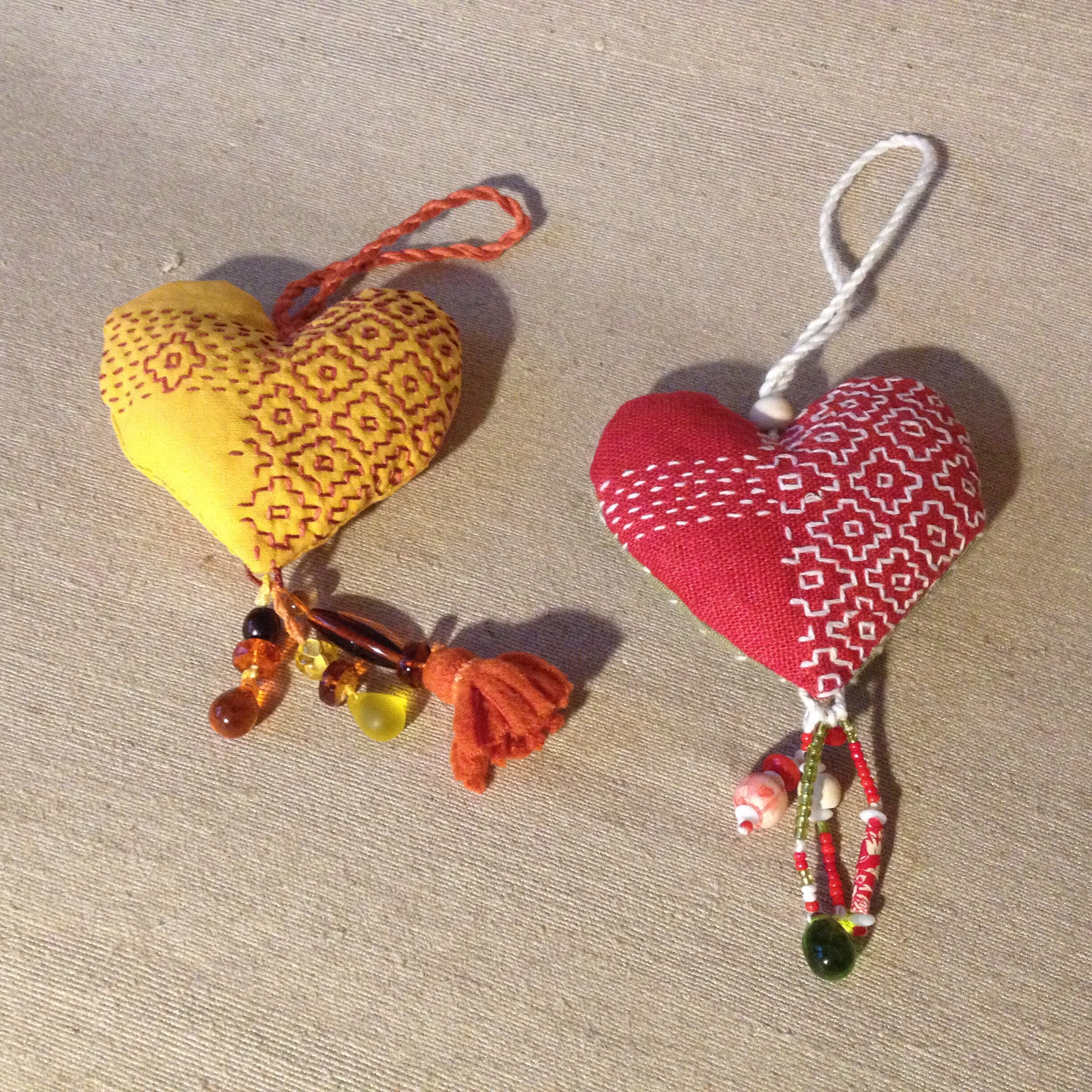 Coeur de Lavande à Suspendre Couleur Safran en Coton, Bleu Lin ou Rouge et Kaki Coton.