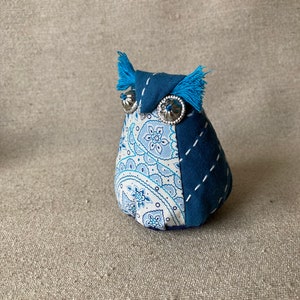 Little owls with lavender scents in the blues. bleu gris