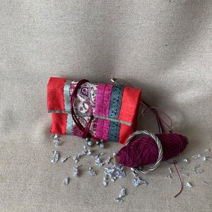 Pochette ou porte carte en soie rouge cerise, fuchsia et passementerie.