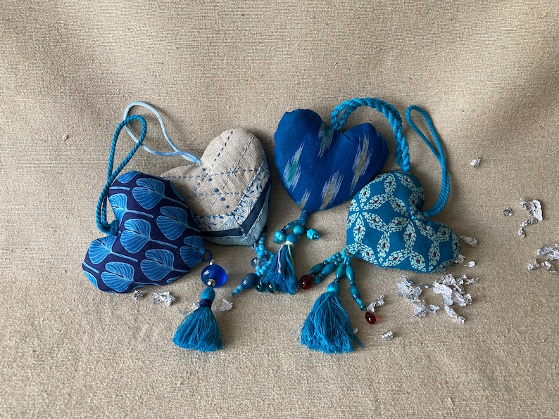 Cœurs à la lavande, grigris en coton, en lin, en liberty dans des teintes de bleues. image 1