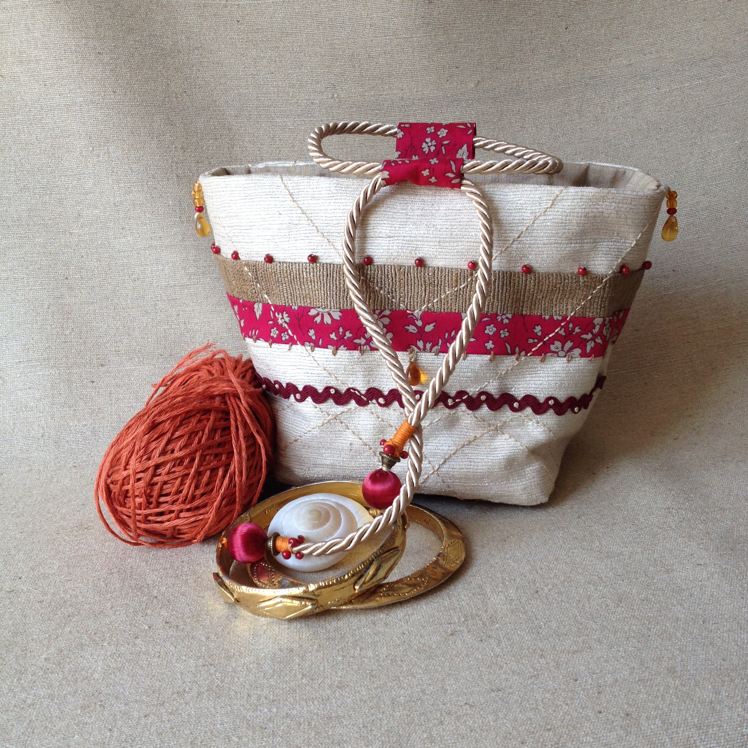 Petit Sac de Rangement Décoratif en Soie Écrue, Tabac et Coton Rouge.