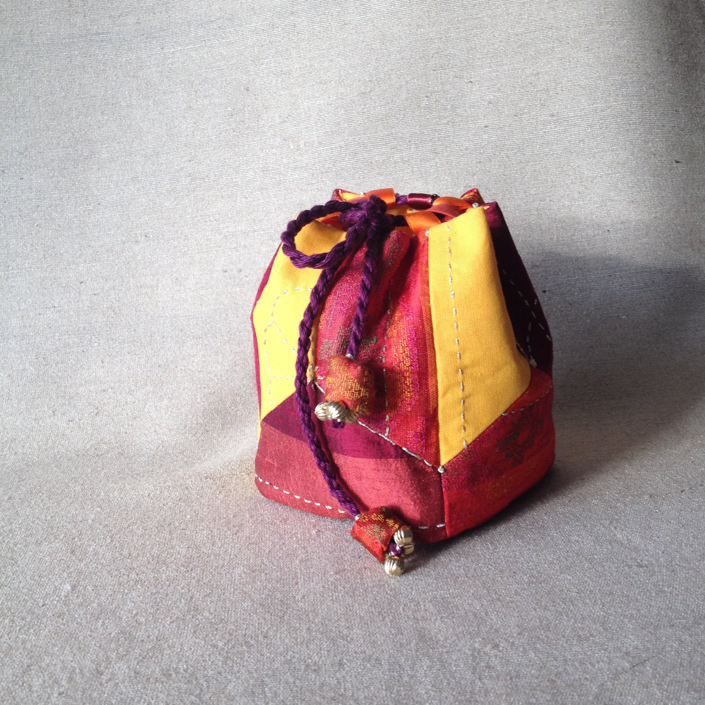 Petit Pochon de Style Komebukuro Aux Couleurs Chaudes et Vives.