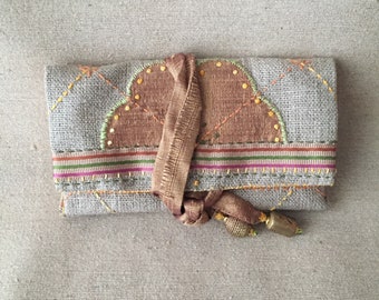 Petite pochette de rangement en lin brut et soie sauvage vieil or.