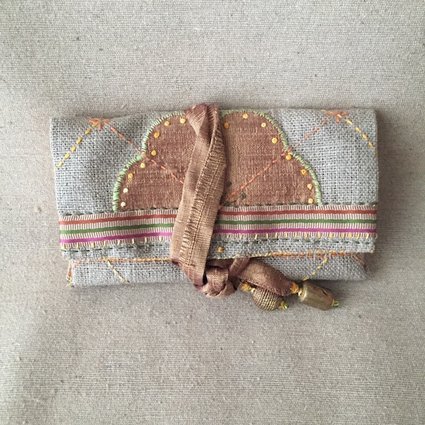 Petite pochette de rangement en lin brut et soie sauvage vieil or.