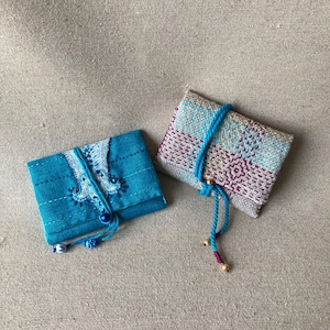 Petits porte cartes en lin turquoise ou brut, brodés, perlés.