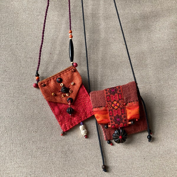Longs colliers pendentif à amulette en soie, en lin,en coton aux couleurs chaudes.