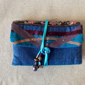 Petite pochette pour papiers, maquillage, en soie naturelle turquoise et bleu nuit.