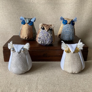 Little owls or scent sachets with lavender grains, in gold and silver shades.