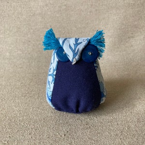 Little owls with lavender scents in the blues. bleu marine